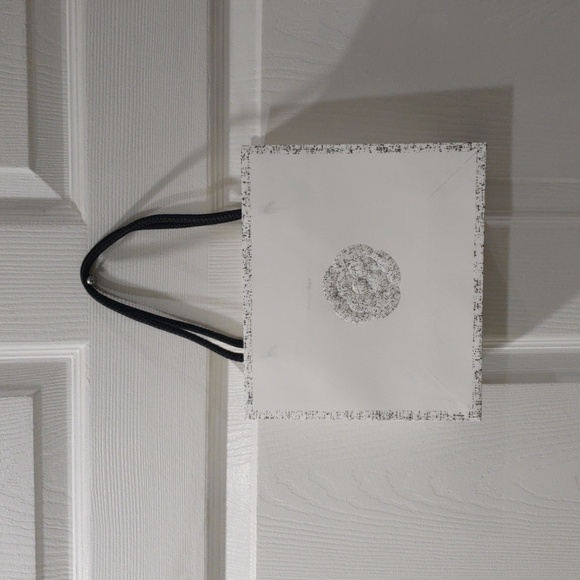 CHANEL Luxury Camellia Paper Shopping Bag – Authentic White & Black 8.5x7.5x3.5 - Picture 4 of 17